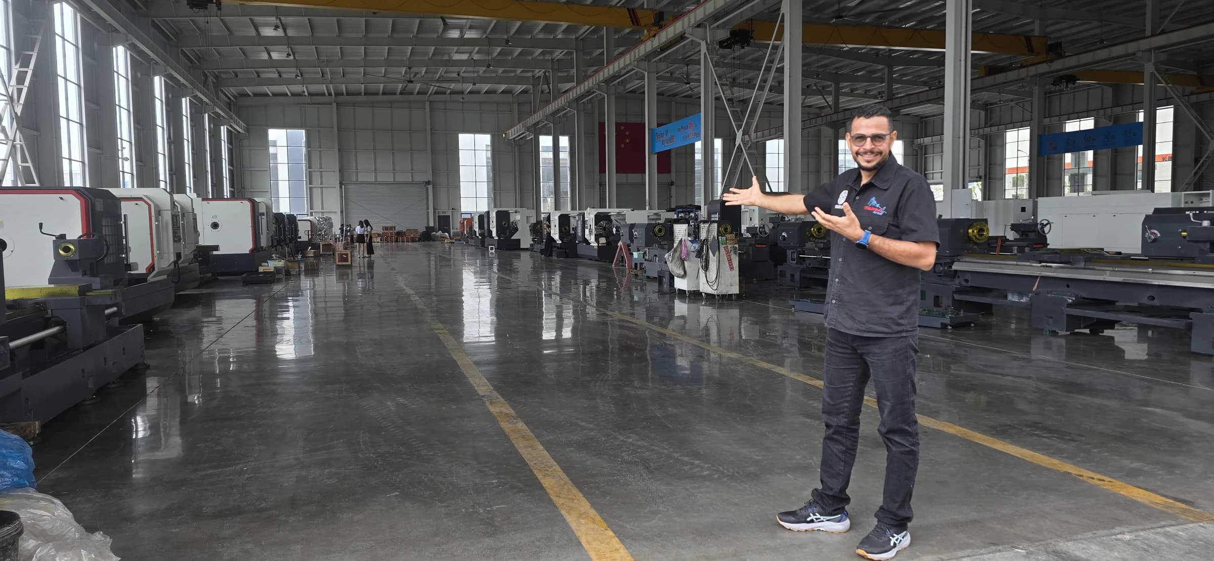 Deivid, do Grupo Helsen, em visita às instalações industriais na China